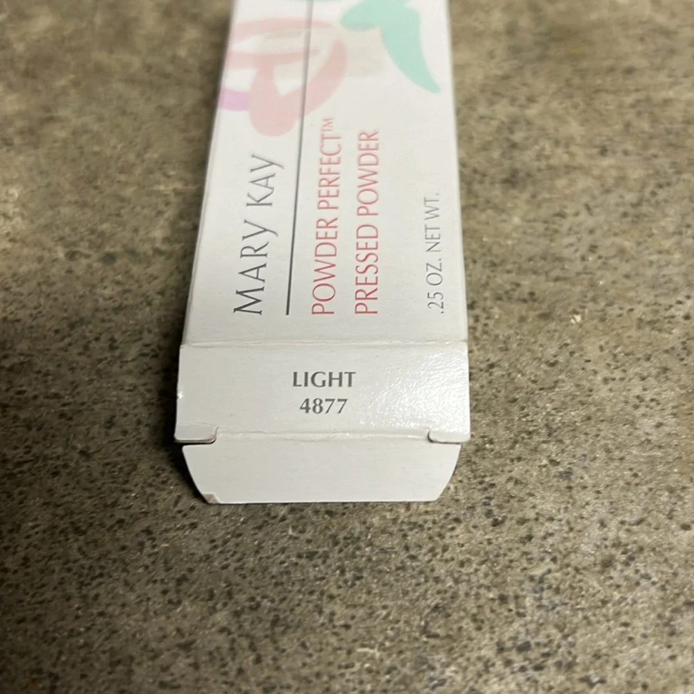 NWT Mary Kay Powder Perfect Pressed Powder Light 4877